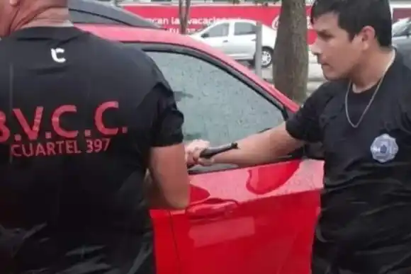 Tremendo: una nena quedó encerrada en una camioneta y el padre se peleó con los Bomberos porque "le iban a romper el vidrio"