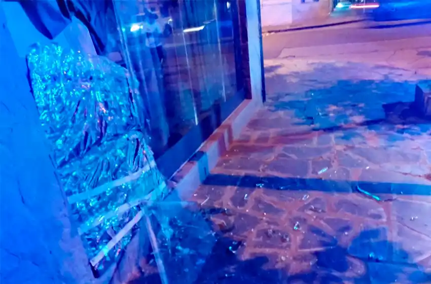 Rompieron el vidrio para robar ropa de un comercio