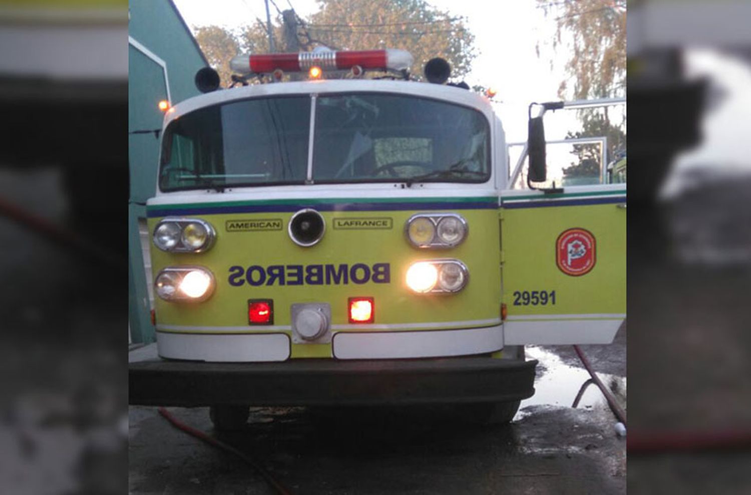 Un rayo impactó sobre un árbol y gestó un incendio en un descampado