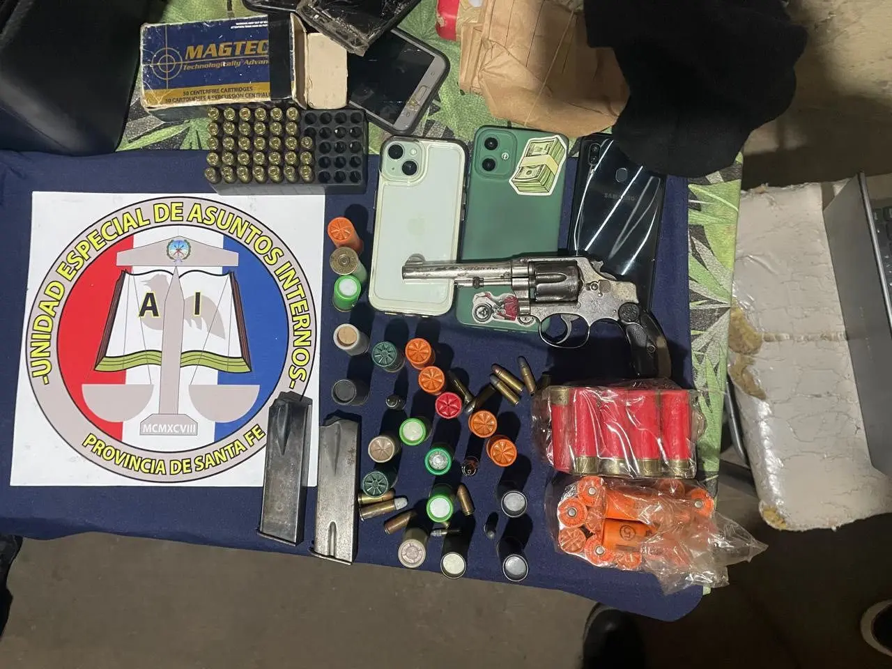 Fuerte operativo en el su provincial: allanamientos, policías detenidos, secuestro de armas y estupefacientes