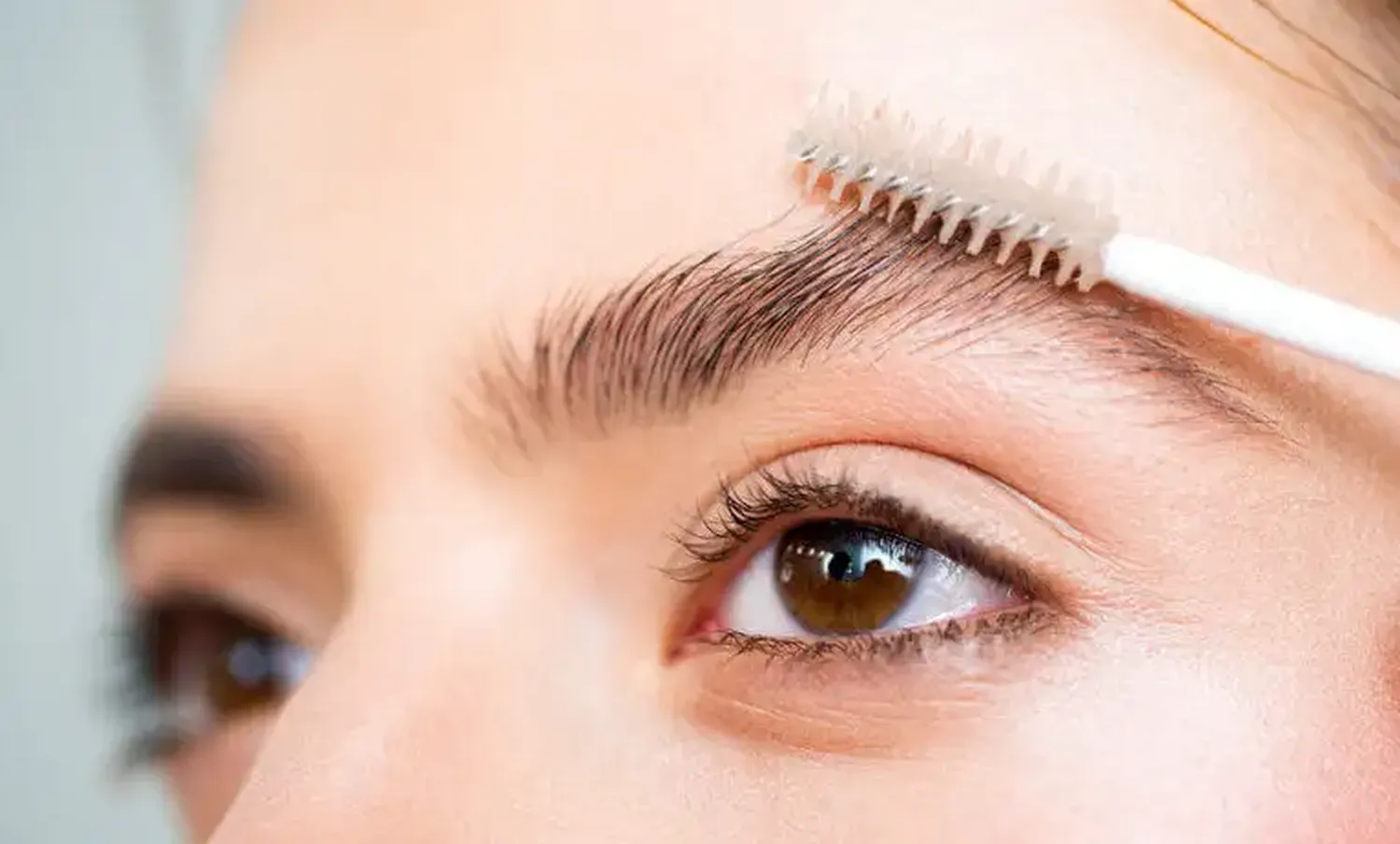 EL PRODUCTO que hará crecer tus cejas, según una dermatóloga (+Video)