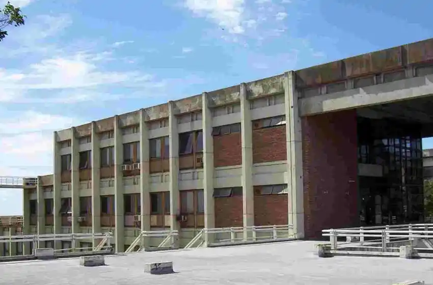 Pidió una beca a la UNR, se la aprobaron, pero no le depositaron los fondos: “Necesitamos el dinero urgente”