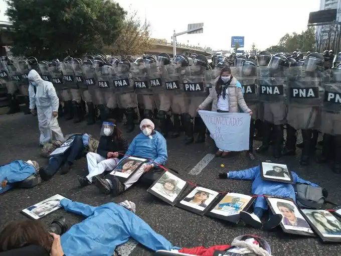 Tensión en Avellaneda por una protesta de trabajadores de salud que intentan cortar el Puente Pueyrredón
