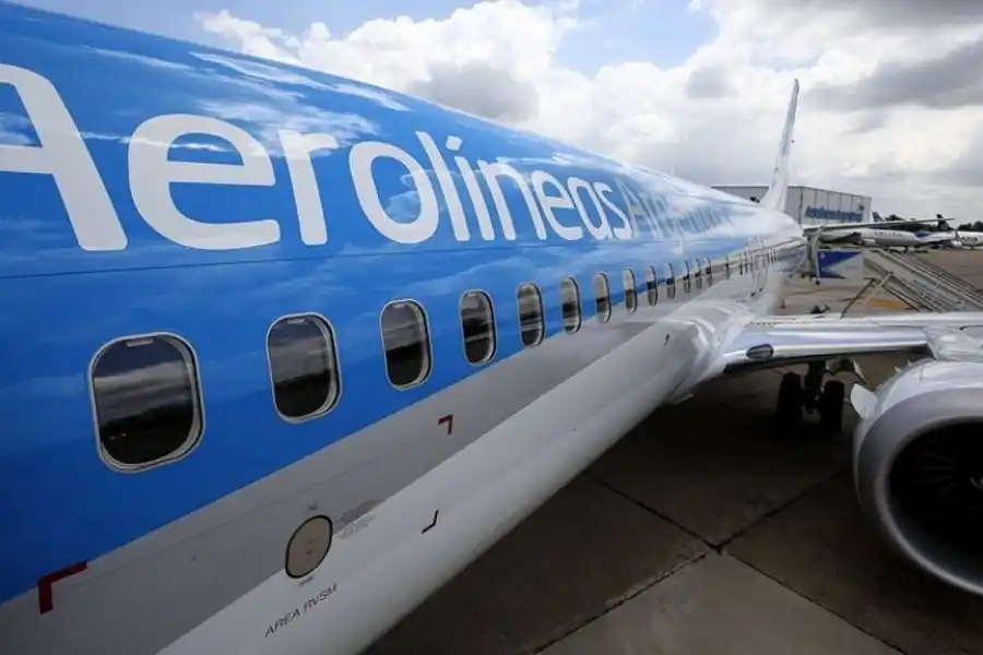 Con el nuevo DNI, Milei autorizó la cesión de acciones de Aerolíneas Argentinas y Austral a los empleados