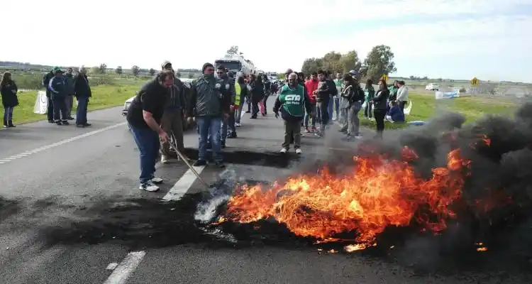 Corte en Ruta 9: Municipales entregan folletos a los conductores