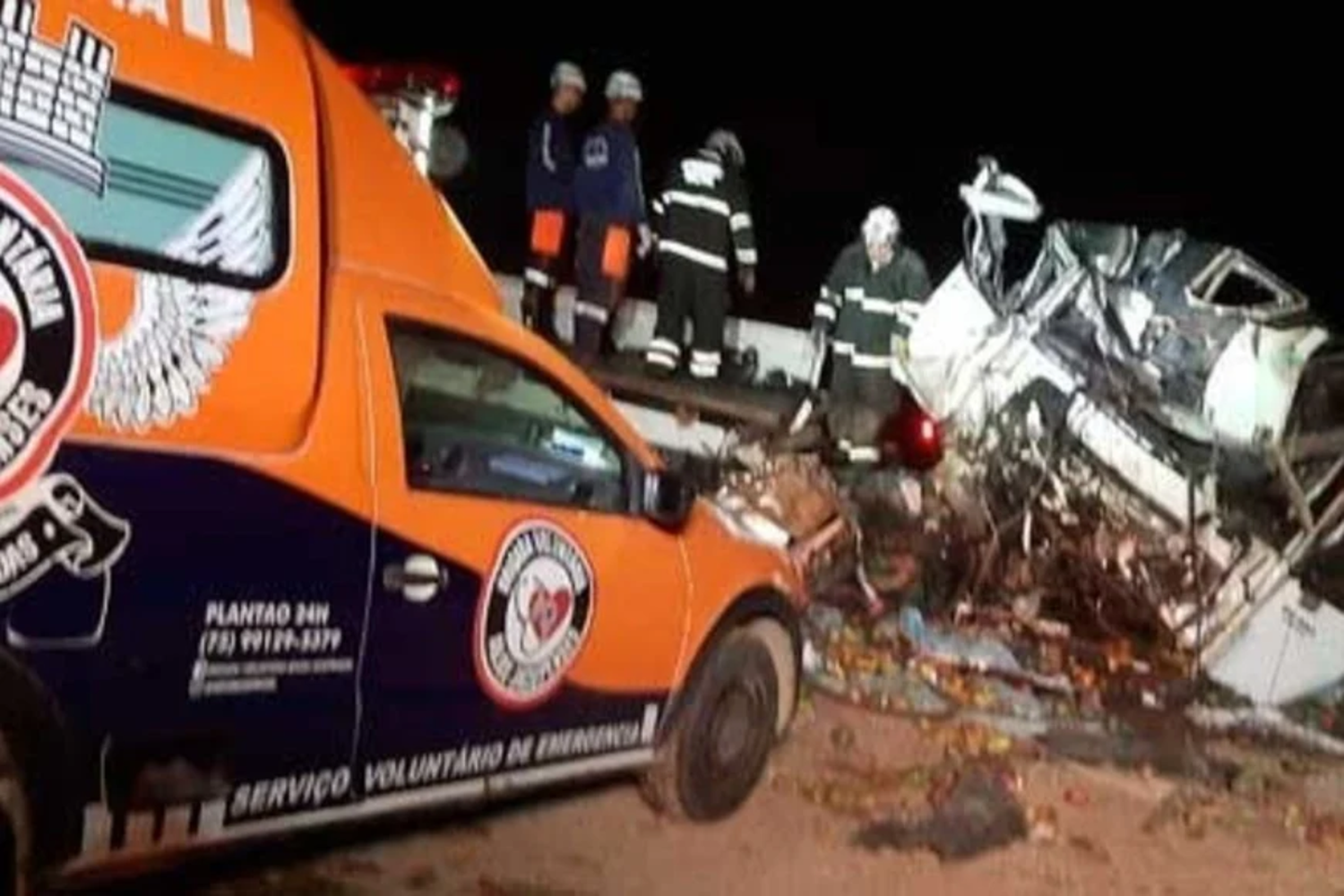 Bomberos y servicios de emergencias acudieron al lugar de los hechos y confirmaron la cifra de víctimas fatales.