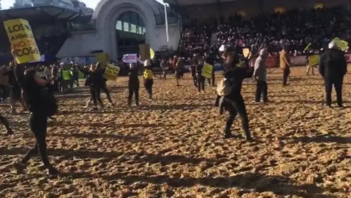 La Rural: veganos invadieron una exposición y los corrieron a los rebencazos