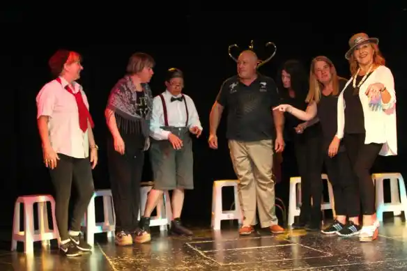 Sube a escena la creación colectiva “Amigos así”