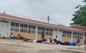 Terror en un centro electoral en Oaxaca, México: pistoleros roban material electoral