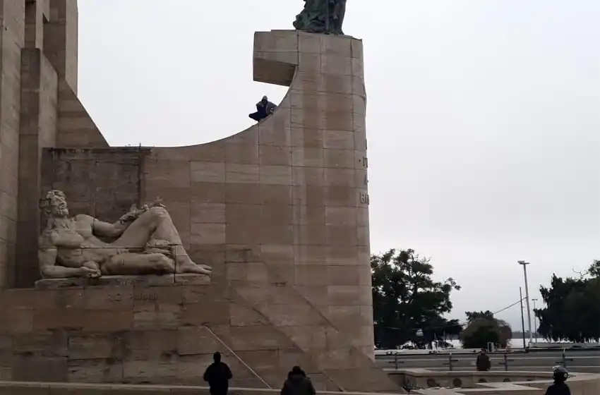 Tensión en las alturas: un hombre amenazó con tirarse del Monumento para que le den trabajo