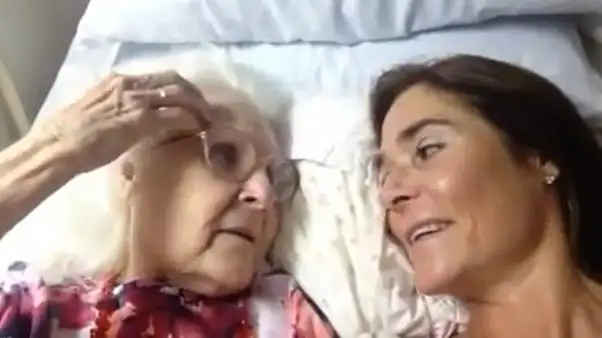 Emocionante video de una mujer con Alzheimer reconociendo a su hija