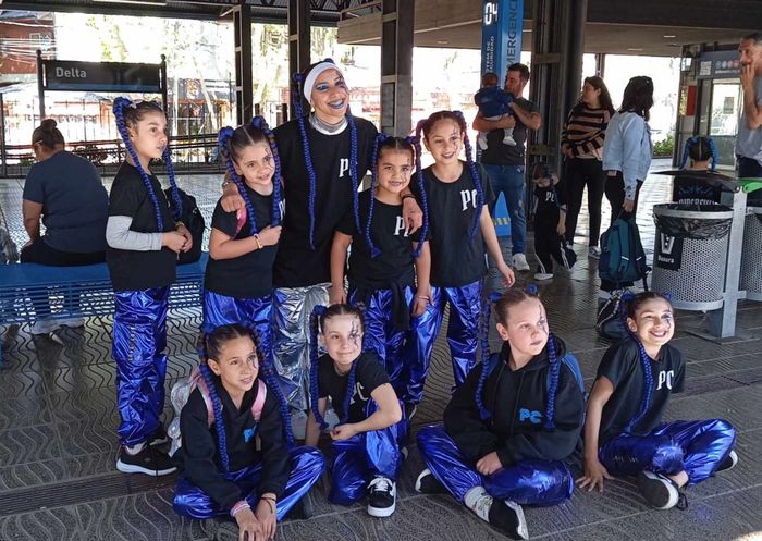 Luna Almada y sus alumnas
