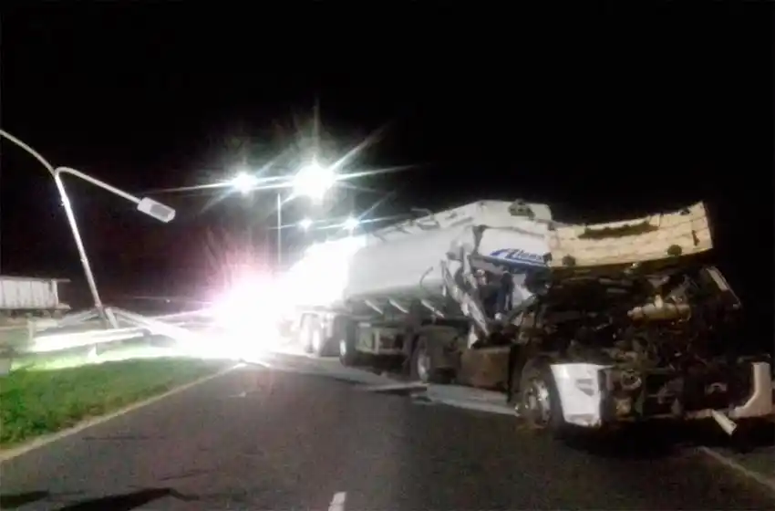 Un herido tras el choque de dos camiones en la autopista Rosario-Santa Fe