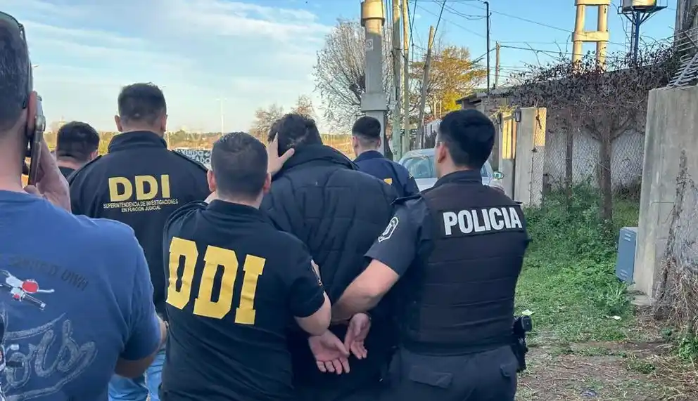 El principal sospechoso del hecho se entregó a la Justicia y, tiempo después, su hijo y cómplice fue detenido en la casa de un familiar, donde permanecía oculto de las autoridades.