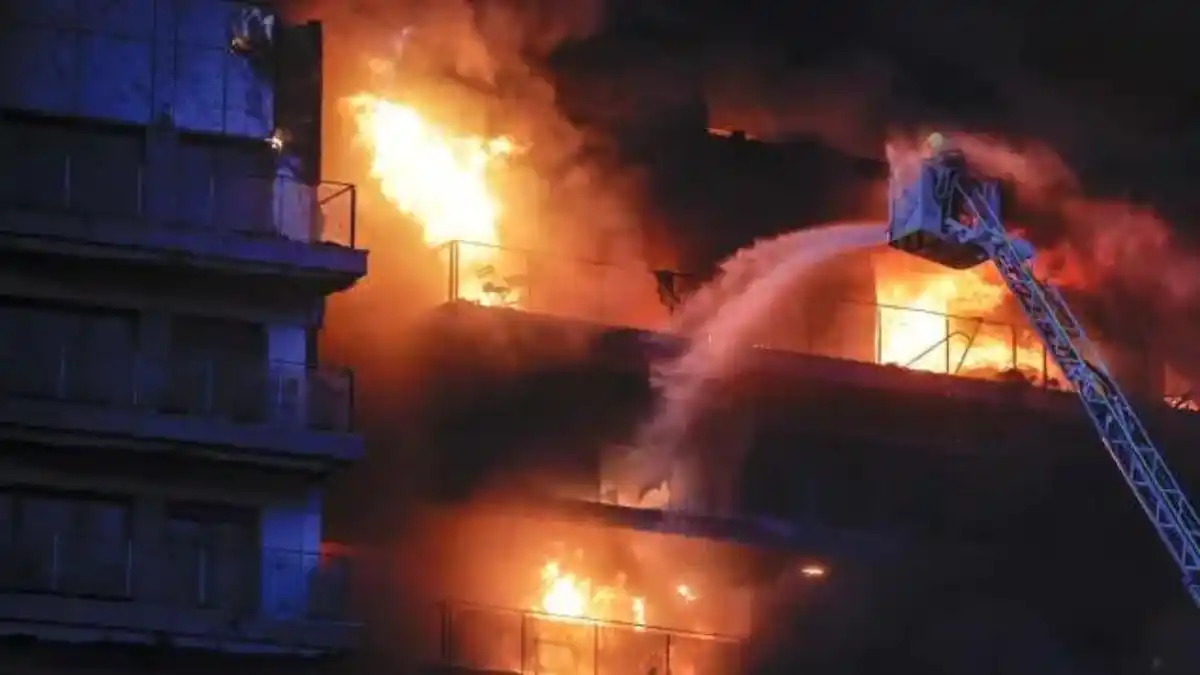 EDIFICIO ES DEVORADO POR LAS LLAMAS en España: al menos 13 heridos