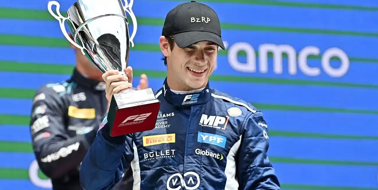 Franco Colapinto en el podio con el trofeo y la gorra de Bizarrap.