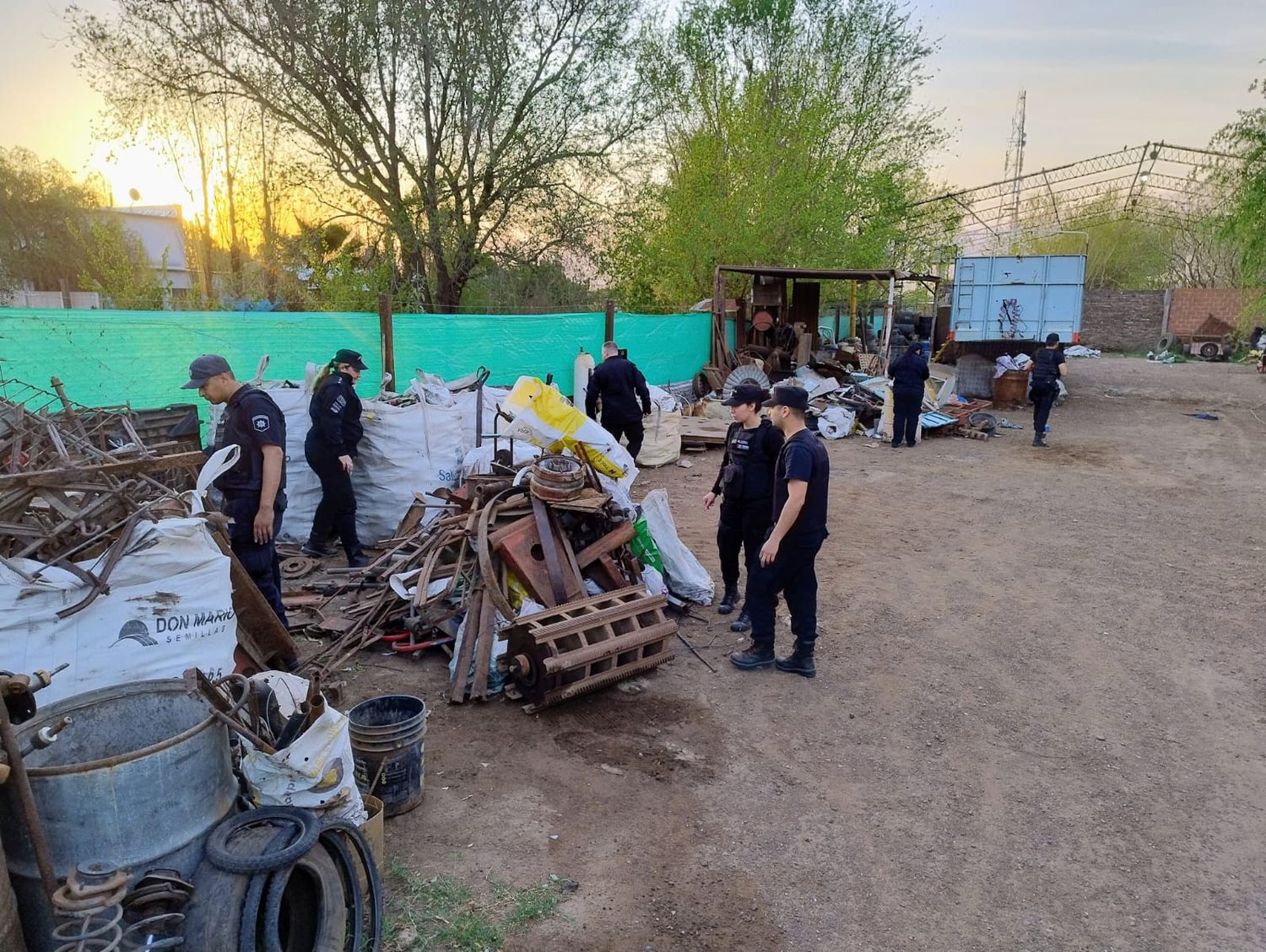 Los agentes policiales en plena inspección de la chatarrería.