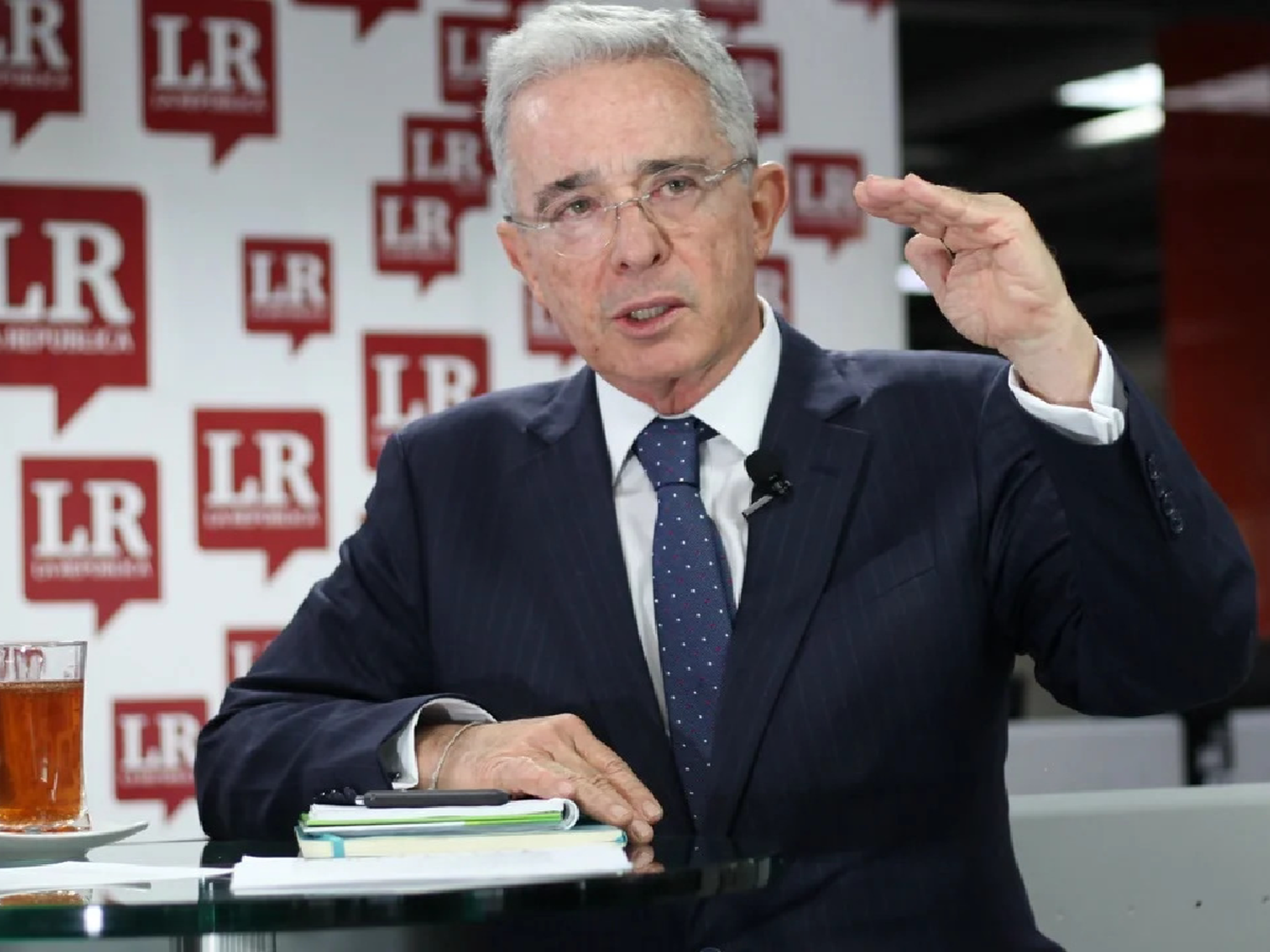 Acusaron por sobornos al expresidente Uribe en plena campaña electoral