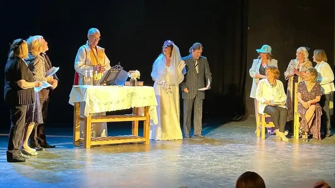 Durante el espectáculo, el buen marco de público disfrutó de varios sketchs que tuvieron como protagonistas a diferentes personajes