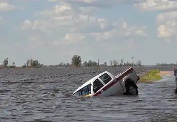 El hijo del intendente de Roque Pérez quedó atrapado en un canal y tuvieron que rescatarlo 