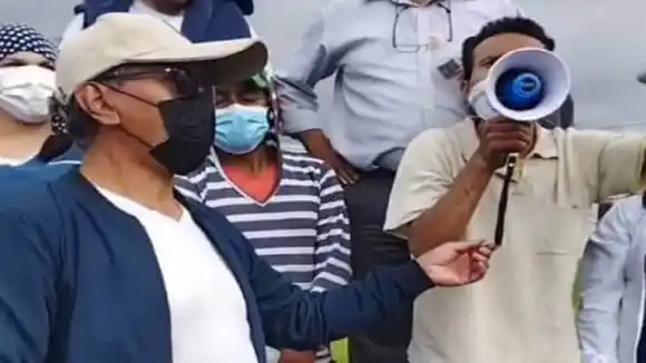 XENOFOBIA o ignorancia: manifestante en Ecuador pide «bloquear cuentas de venezolanos»