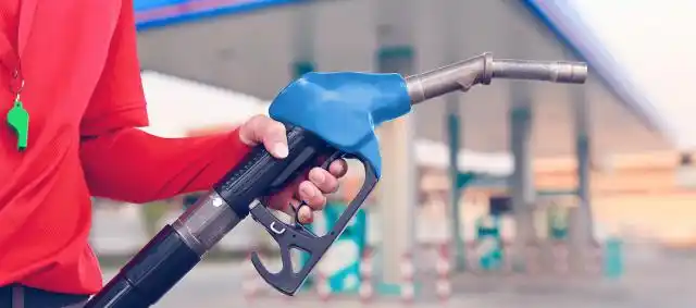 Por qué el precio de los combustibles en Argentina se mueve a contramano de la tendencia mundial