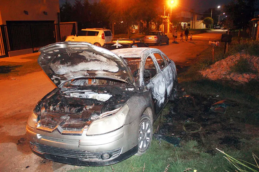 El fuego destruyó un auto y se investiga si fue un ilícito