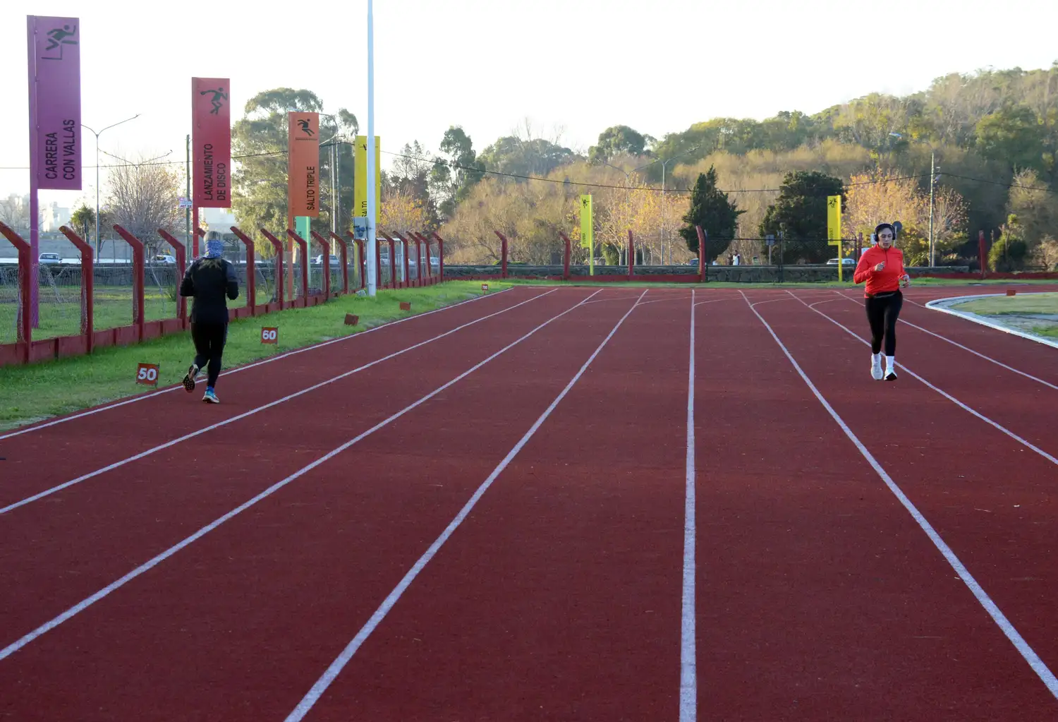 La pista de atletismo cuenta con la certificación por parte de World Athletics.