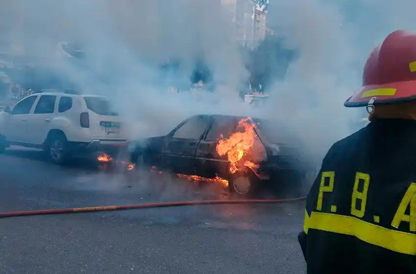 Tensión por incendio de tres autos en zona Güemes