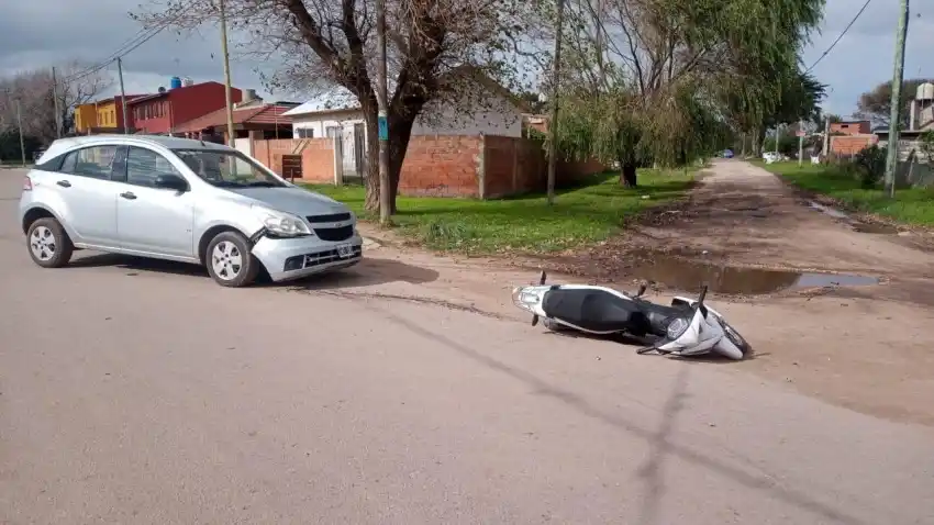 Choque entre un auto y una moto en la zona norte