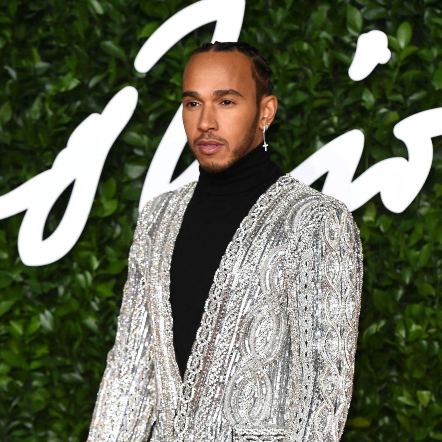 ¿Cuánto vale el outfit completo de Lewis Hamilton con el que se presentó en la temporada 2024?