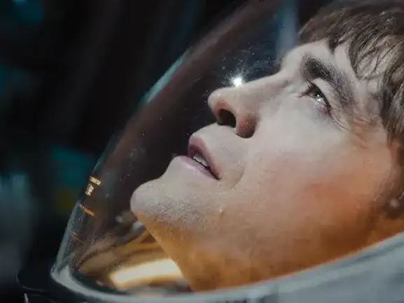 Pattinson interpretando a Mickey Barnes.
