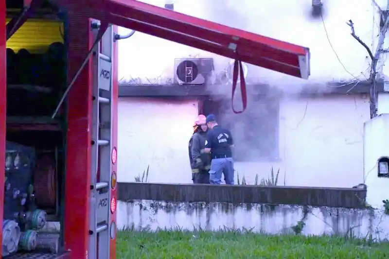 Un hombre murió durante el incendio de su
vivienda, su esposa y su hijo salieron ilesos