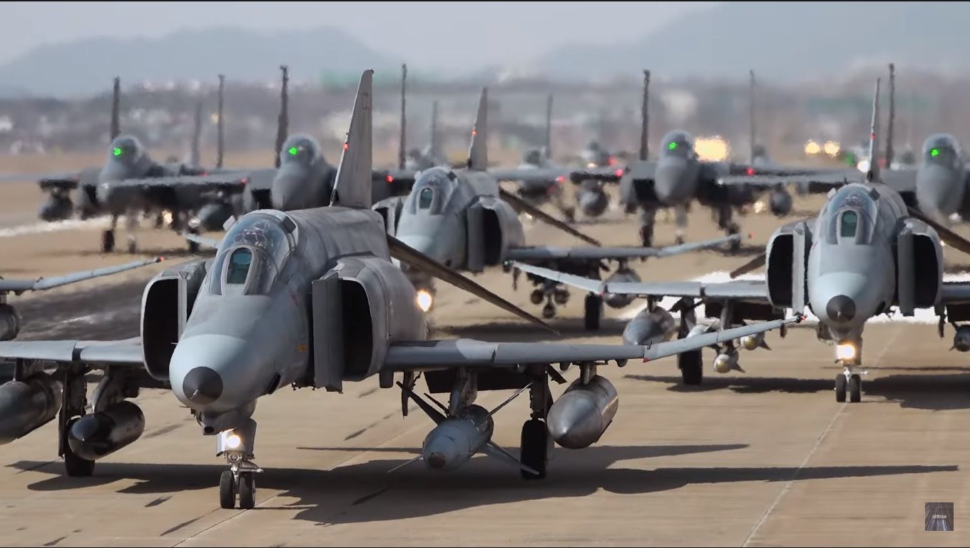Los últimos F-4E Phantom surcoreanos se lucen en espectacular Elephant Walk