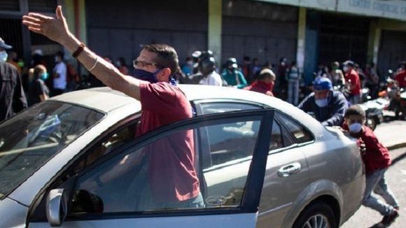 ESCASEZ de GASOLINA y falta de pruebas causan baja en cifras de COVID-19