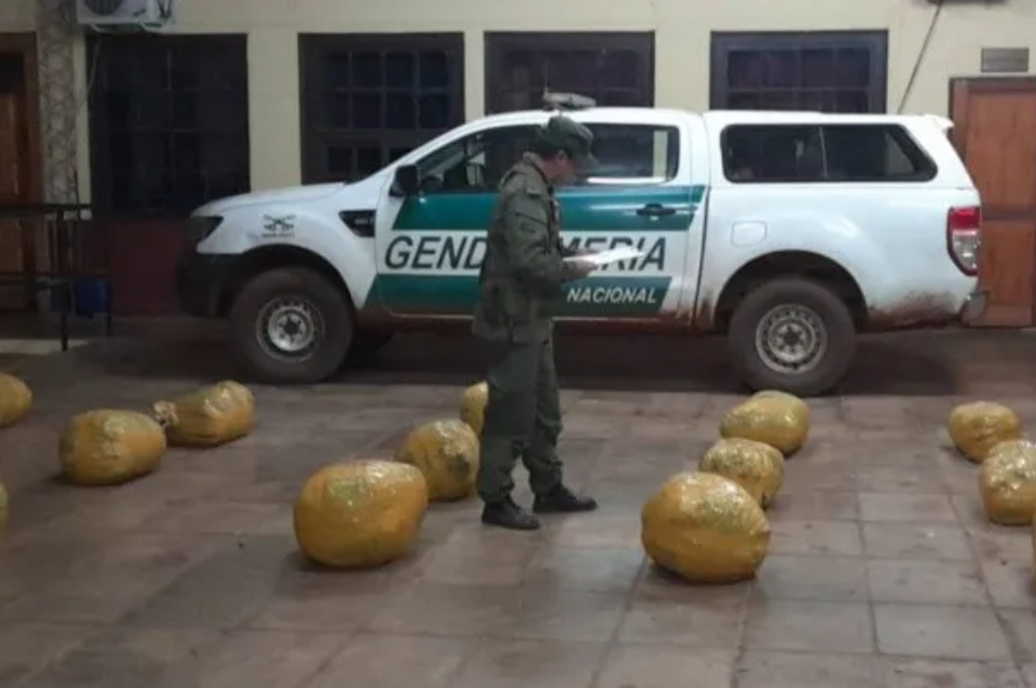 Tras realizar pruebas de campo con Narcotest, se confirmó que la sustancia era marihuana.