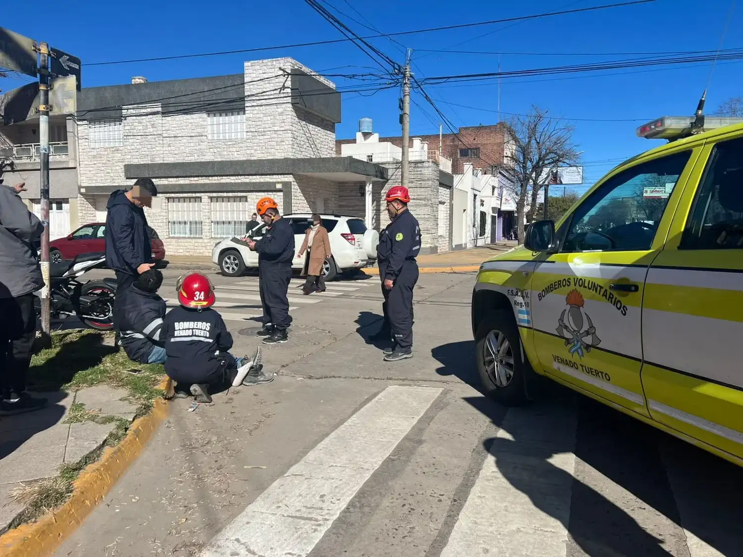El motociclista presentó un traumatismo en una de sus piernas, aunque no requirió traslado. Foto. BVVT