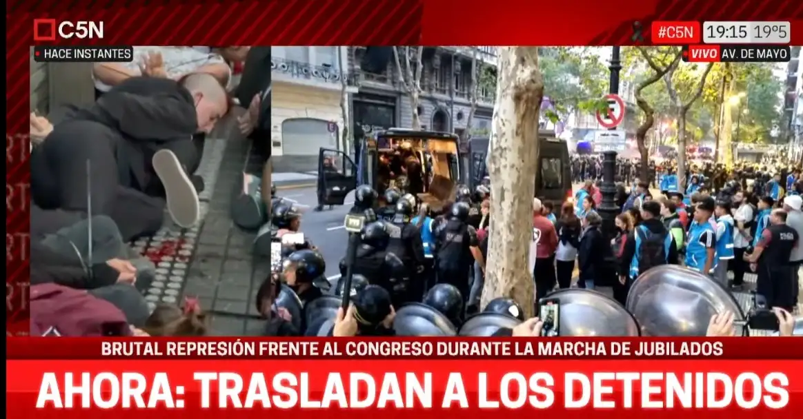 Las personas reducidas son trasladadas por la Policía de la Ciudad. FOTO: C5N