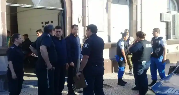 Robó, lo hirieron, cayó preso y hay dos policías sumariados