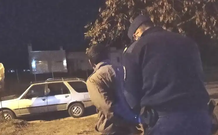 Entró a la casa de un anciano, lo amenazó con un arma blanca y se llevó dinero