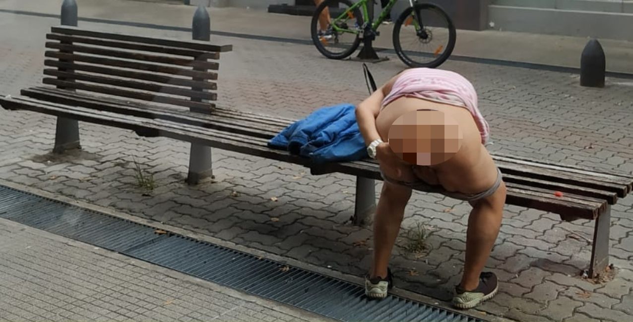 Imagen penosa: un indigente hace sus necesidades en plena peatonal santafesina