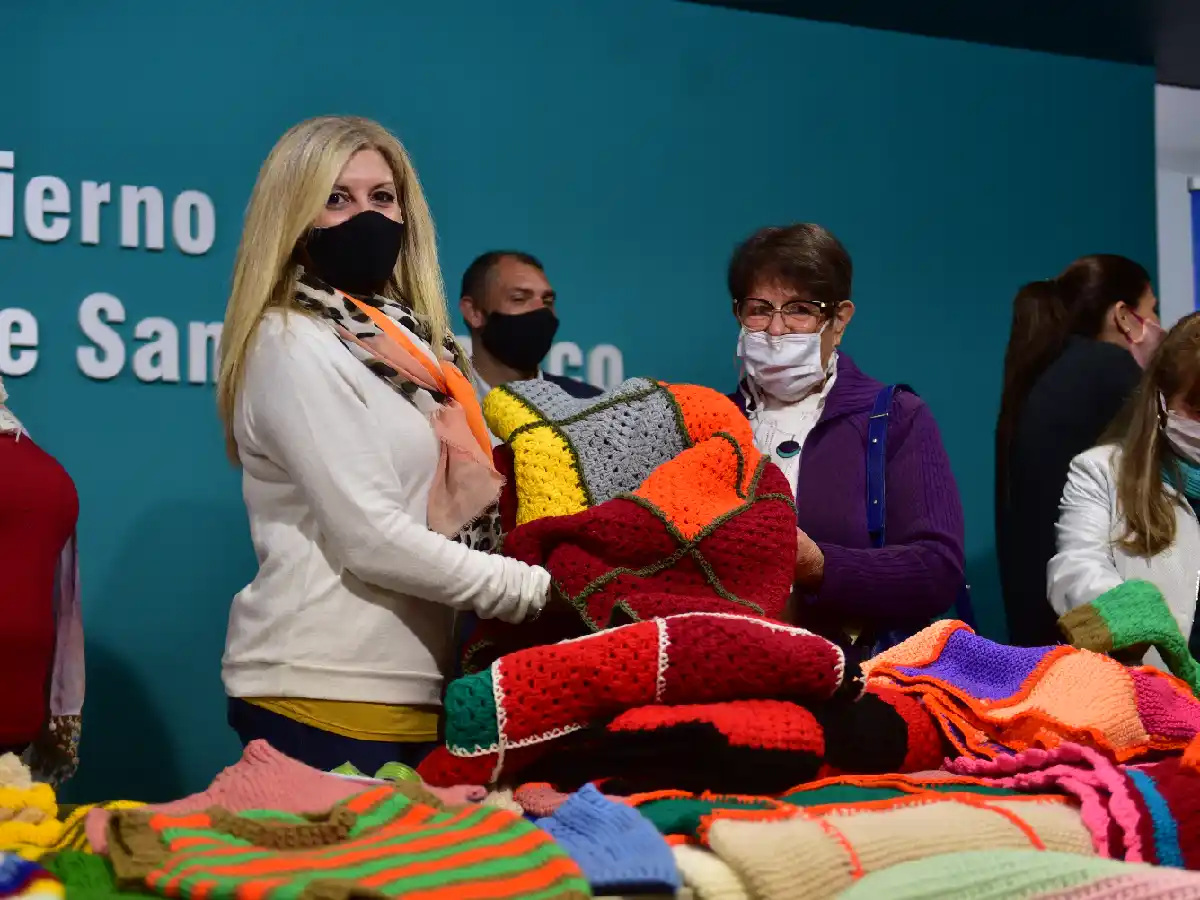 Tejen esperanza: manos solidarias para abrigar a mamás y sus bebés  