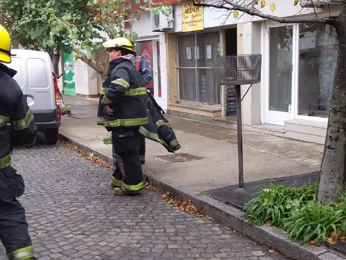 Principio de incendio en comercio de barrio Catedral