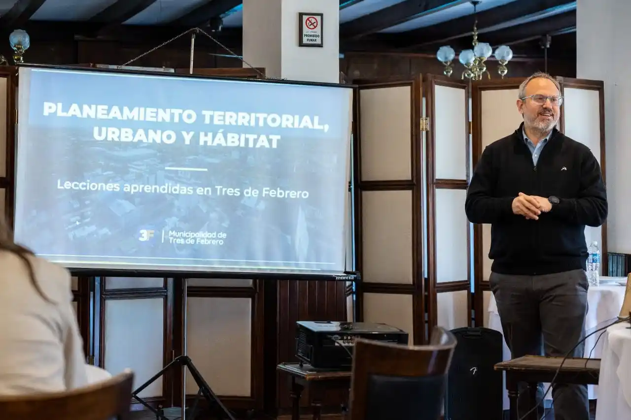 Valenzuela dio clases en la escuela de intendentes de Mauricio Macri