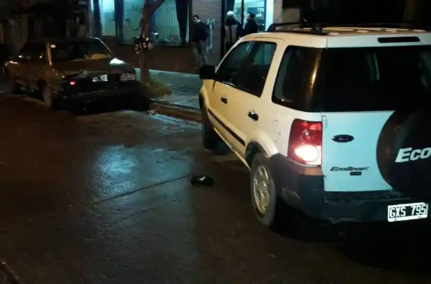Conducía borracho y chocó a cinco vehículos estacionados