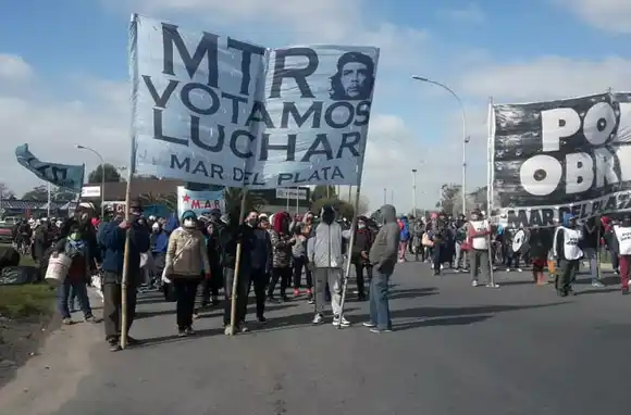 Organizaciones sociales cortan la Ruta 2 por sueldos adeudados