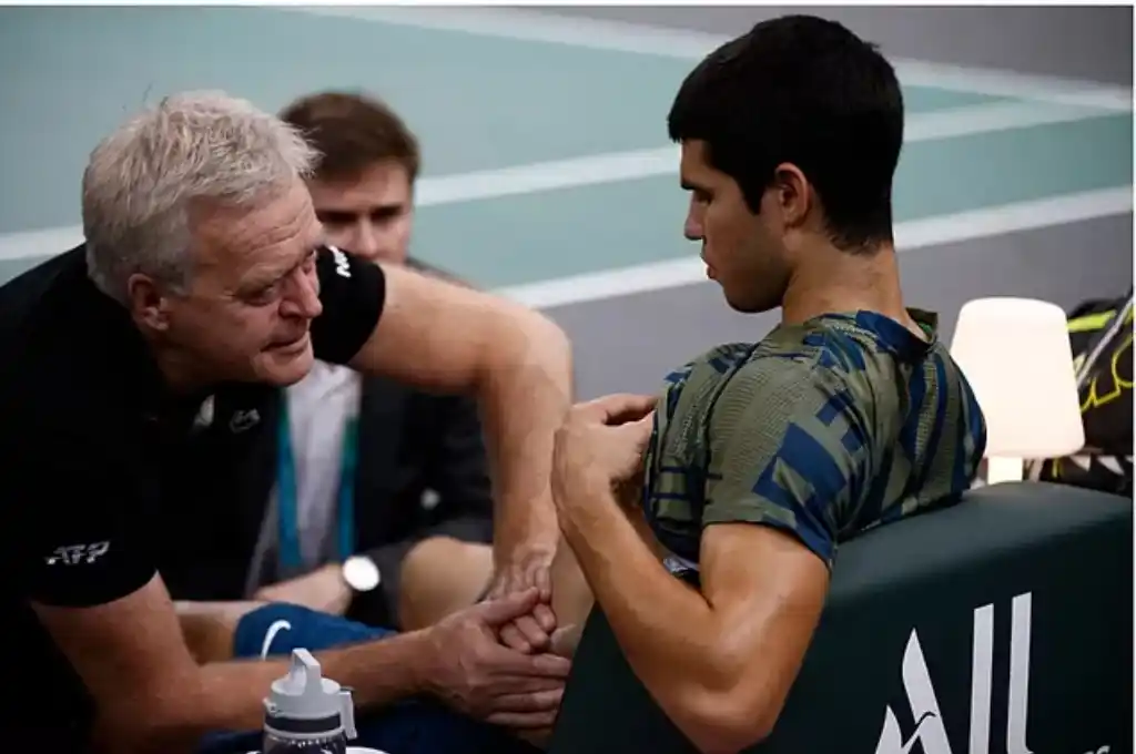 El número 1 del mundo, Carlos Alcaraz, se lesionó y tuvo que abandonar el partido en París