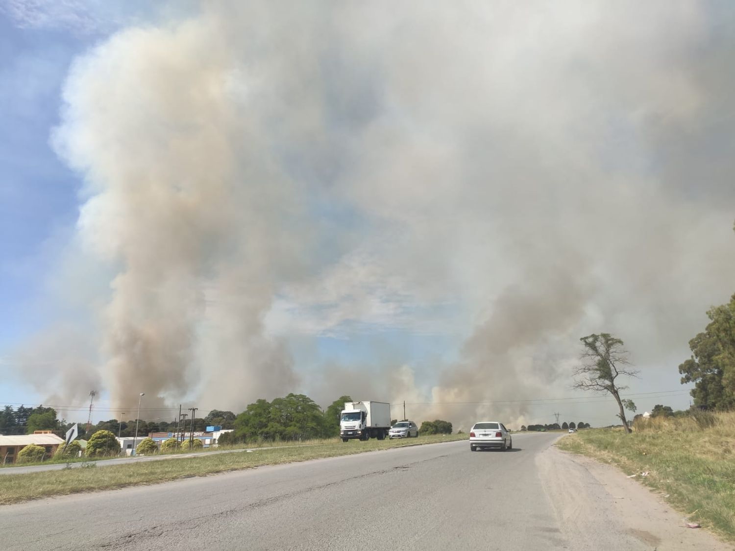 Arde un campo de cebada ubicado detrás de Diarco