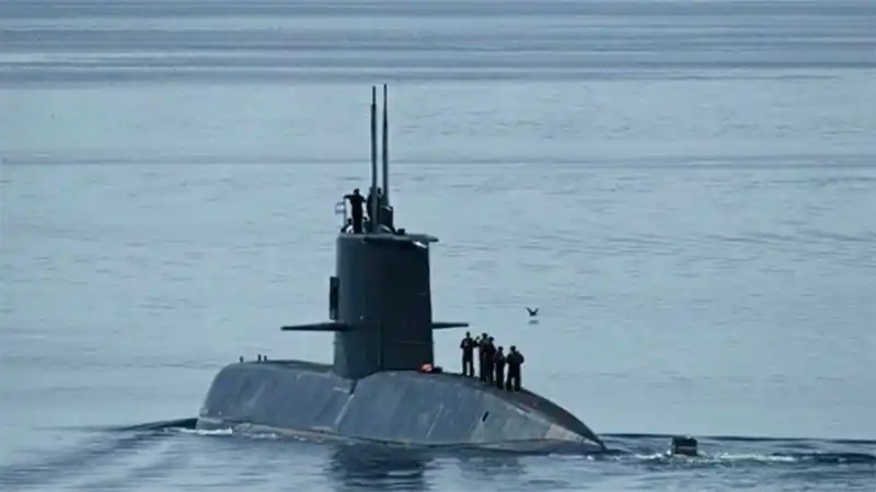 Buscan submarino argentino desaparecido con personas