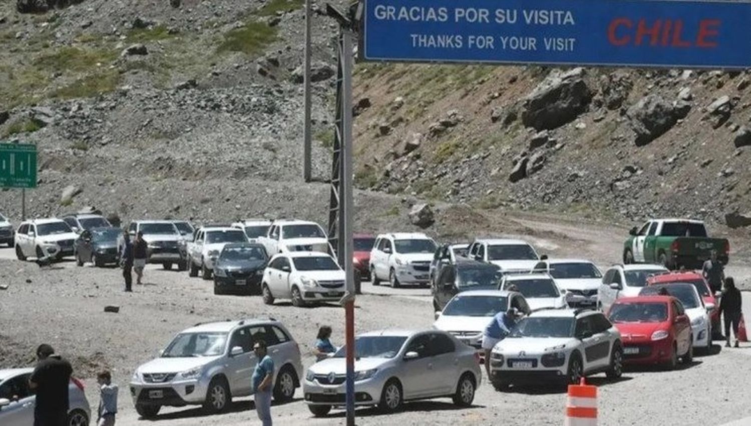 Tour en las fronteras llegan desde países limítrofes y arrasan comercios argentinos